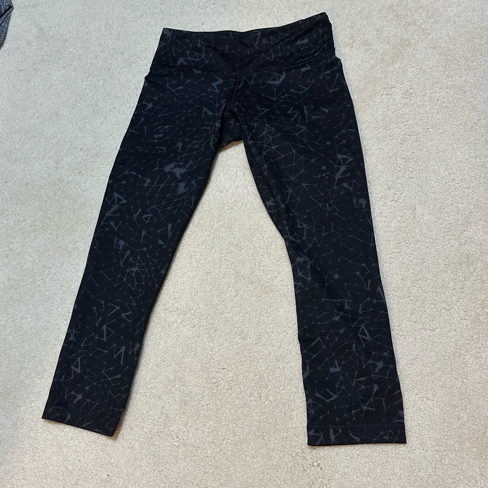 Lululemon Wunder Under 3/4 length black and grey geometric crackle design